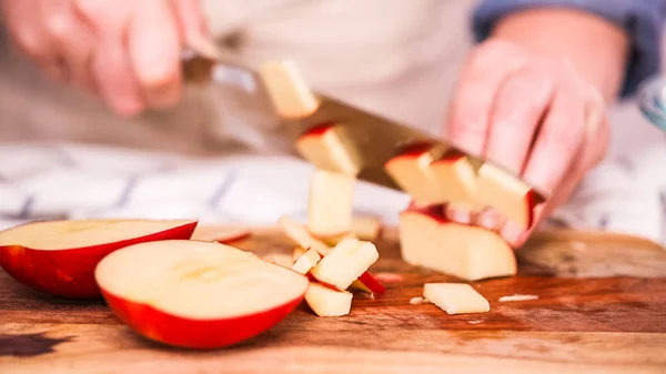 Schritt Für Schritt Schneiden Roter Äpfel Zur Füllung Für Empanadas — Stockfoto