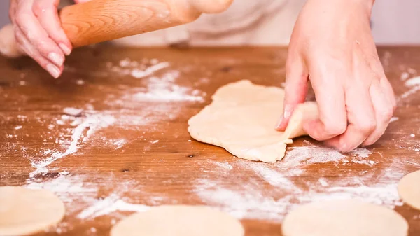 단계적으로 만든된 Empanadas에 반죽을 — 스톡 사진