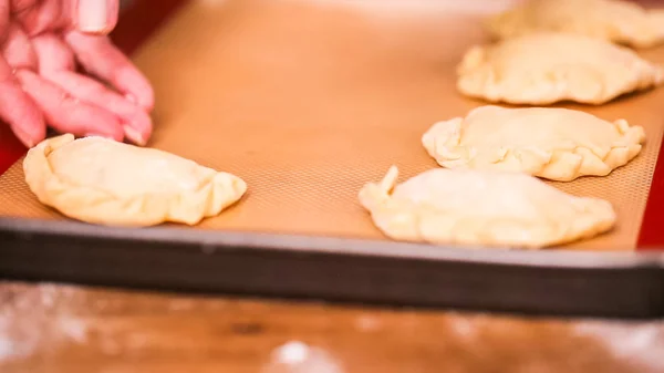 Stap Voor Stap Making Huisgemaakt Empanadas Met Verschillende Vullingen — Stockfoto