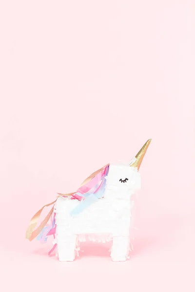 Weiße Einhorn Pinata Auf Rosa Hintergrund — Stockfoto