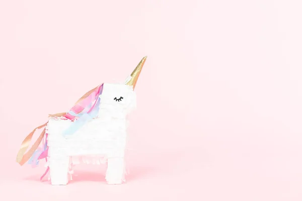 Witte Unicorn Pinata Een Roze Achtergrond — Stockfoto