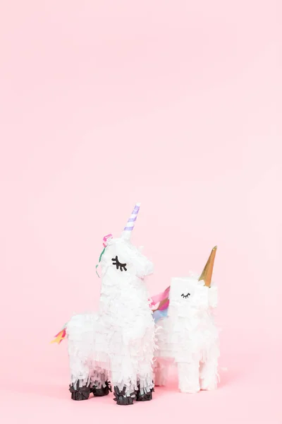 Pinata Unicorno Bianco Fondo Rosa — Foto Stock