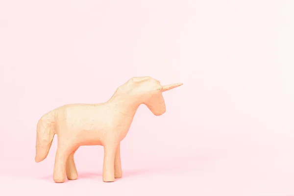 Figura Mache Papel Inacabado Unicornio Sobre Fondo Rosa — Foto de Stock