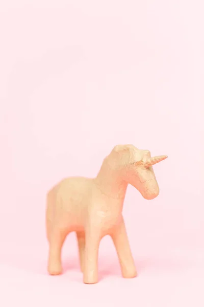 Niedokończone Papier Mache Figurkę Jednorożec Różowym Tle — Zdjęcie stockowe