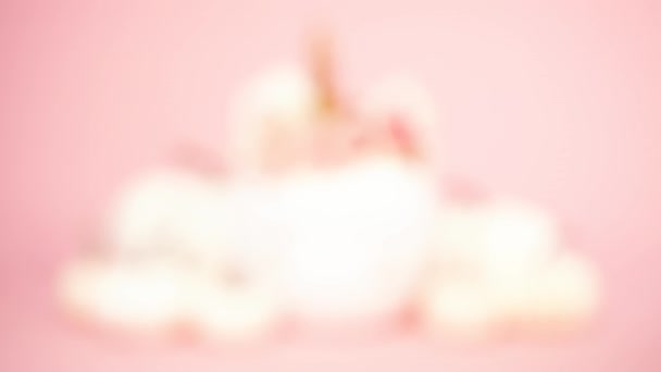 Білий Гарбуз Єдинорога Прикрашений Квітами Рожевому Фоні — стокове відео
