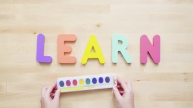 Kelime öğrenmek çok renkli ahşap mektup ahşap masa üstünde üzerinden