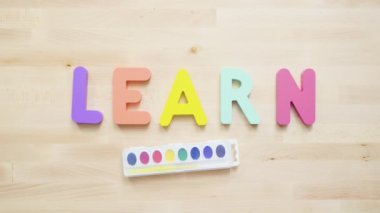 Kelime öğrenmek çok renkli ahşap mektup ahşap masa üstünde üzerinden
