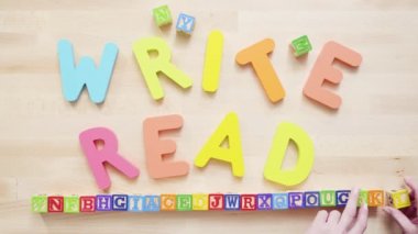 Okuma ve yazma çok renkli ahşap mektuplar ahşap masanın üzerine sözler