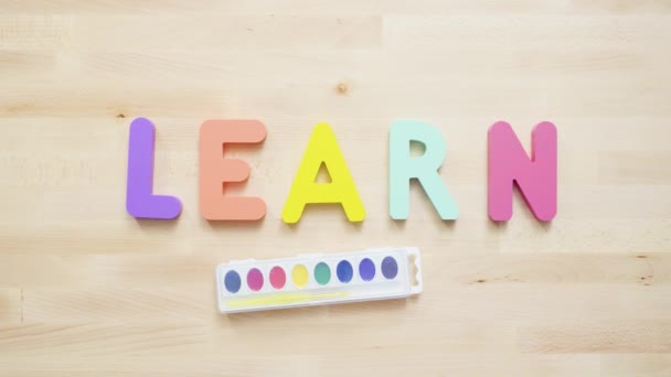 Kelime Öğrenmek Çok Renkli Ahşap Mektup Ahşap Masa Üstünde Üzerinden — Stok video
