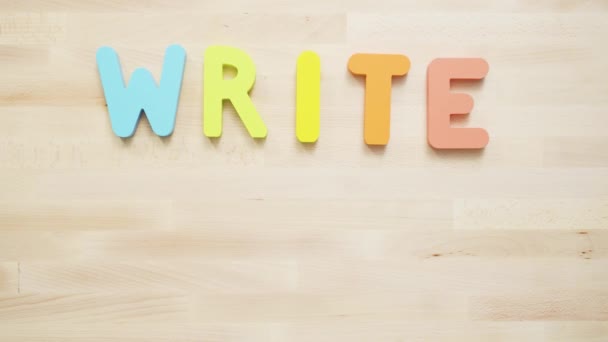 Luminoso Color Madera Escrito Leer Letreros Escritorio Madera — Vídeo de stock