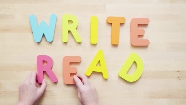 Parlak Renk Ahşap Yazmak Ahşap Masanın Üzerinde Okuma Işaretleri — Stok video