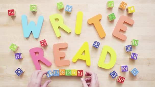 Okuma Yazma Çok Renkli Ahşap Mektuplar Ahşap Masanın Üzerine Sözler — Stok video