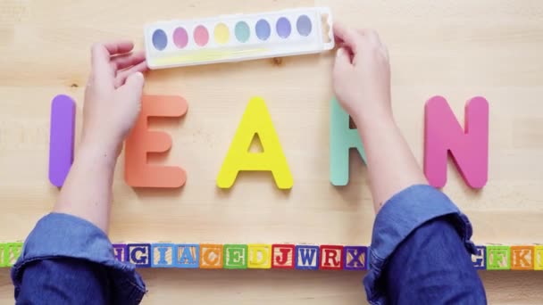 Ordet Lär Från Multicolor Trä Bokstäver Träbord — Stockvideo