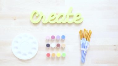 Yeni boya fırçaları ahşap bir masa üzerinde boya ile çeşitli