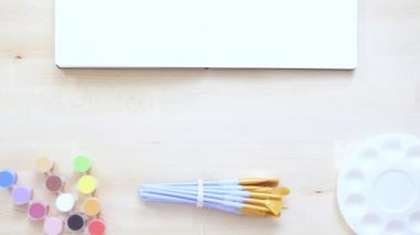 Yeşil boya fırçaları tablo ile işareti oluşturmak.