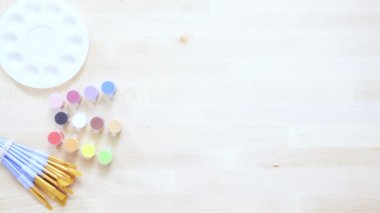 Yeşil boya fırçaları tablo ile işareti oluşturmak