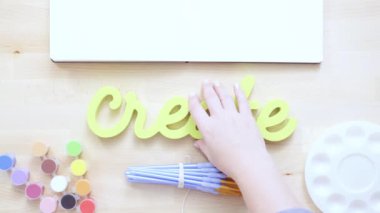 Yeni boya fırçaları ahşap bir masa üzerinde boya ile çeşitli