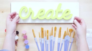 Yeni boya fırçaları ahşap bir masa üzerinde boya ile çeşitli