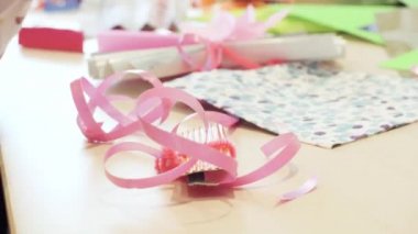 Küçük kız çok renkli kağıttan kağıt kelebekler yapma