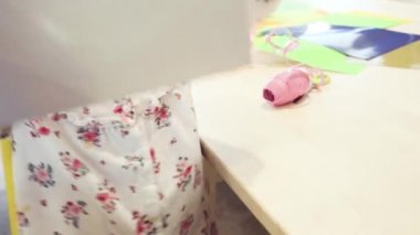 Küçük kız çok renkli kağıttan kağıt kelebekler yapma