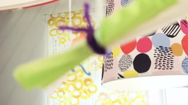 Дети Мастерят Бумажные Бабочки Разноцветной Бумаги — стоковое видео