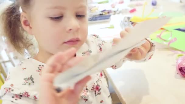 Kleines Mädchen Bastelt Papierschmetterlinge Aus Buntem Papier — Stockvideo