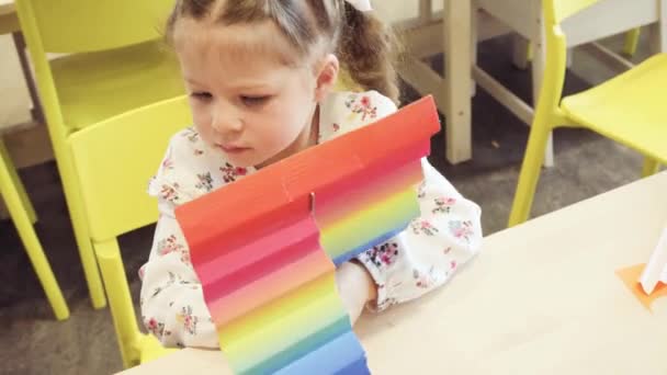 Menina Fazendo Borboletas Papel Papel Multicolor — Vídeo de Stock