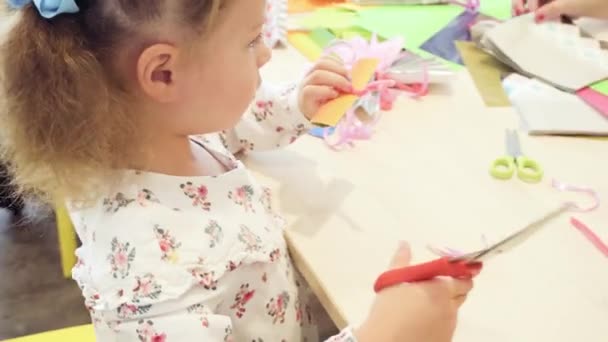 Küçük Kız Çok Renkli Kağıttan Kağıt Kelebekler Yapma — Stok video