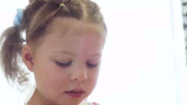 Маленькая Девочка Делает Бумажные Бабочки Разноцветной Бумаги — стоковое видео