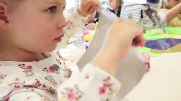 Маленька Дівчинка Робить Паперові Метелики Багатобарвного Паперу — стокове відео