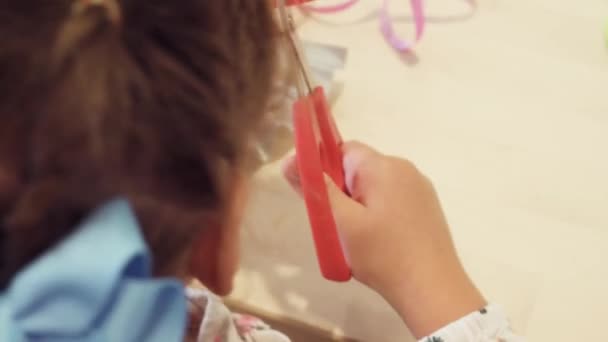 Meisje Maken Van Papieren Vlinders Van Multicolor Papier — Stockvideo