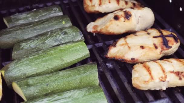 用有机鸡肉和蔬菜烧烤健康晚餐 — 图库视频影像