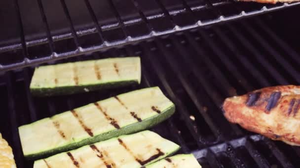 オーガニック チキンと野菜のグリル健康的な夕食 — ストック動画