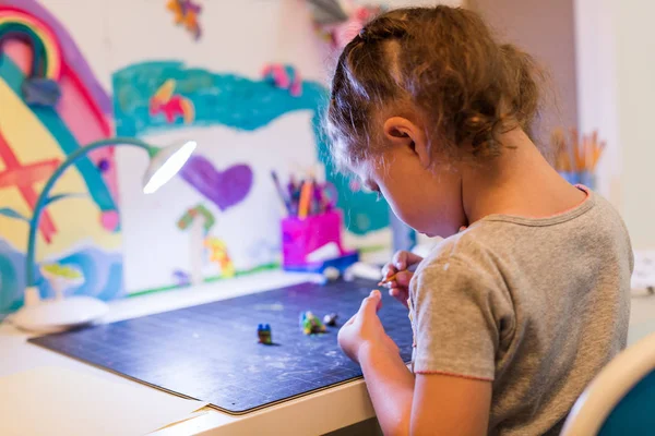 Niña Pintando Con Pintura Acrílica Escritorio Niños —  Fotos de Stock