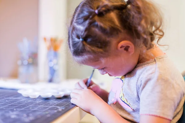 Kleines Mädchen Malt Mit Acrylfarbe Ihrem Kindertisch — Stockfoto