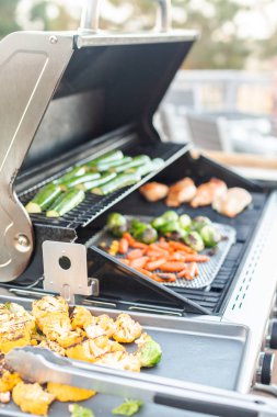 Açık gaz ızgara sağlıklı yemek.