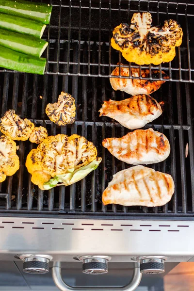 Cucina Sana Cena Sulla Griglia Gas All Aperto — Foto Stock