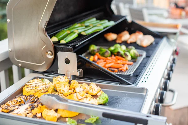 Cocinar Una Cena Saludable Parrilla Gas Aire Libre —  Fotos de Stock