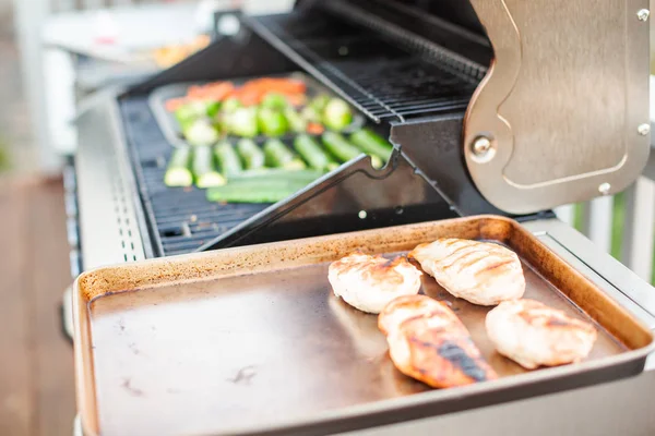 Cooking Healthy Dinner Outdoor Gas Grill — Stock Photo, Image