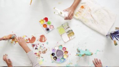 Adım adım. Küçük kızlar akrilik boya ile kağıt mache tek boynuzlu at boyama