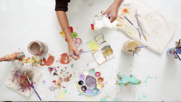 Passo Passo Meninas Pintando Papel Mache Unicórnio Com Tinta Acrílica — Vídeo de Stock