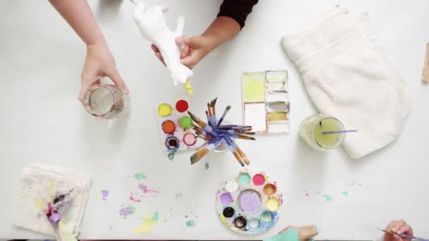 Шаг Шагом Маленькие Девочки Рисуют Бумажный Маше Единорог Акриловой Краской — стоковое видео