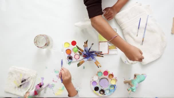 Βήμα Βήμα Κοριτσάκια Ζωγραφική Μονόκερος Mache Χαρτί Ακρυλικά Χρώματα — Αρχείο Βίντεο