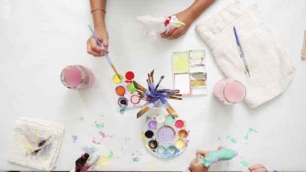 Schritt Für Schritt Kleine Mädchen Bemalen Papiermaché Einhorn Mit Acrylfarbe — Stockvideo