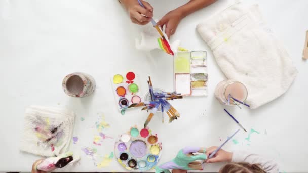 Paso Paso Niñas Pintando Papel Mache Unicornio Con Pintura Acrílica — Vídeo de stock