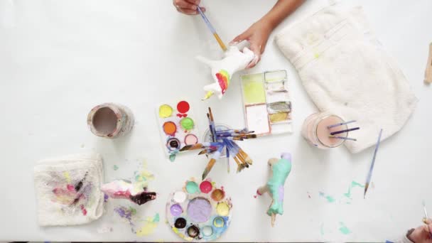 Steg För Steg Små Flickor Målning Papper Mache Unicorn Med — Stockvideo