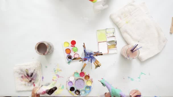 循序渐进 小女孩画纸纸浆独角兽用丙烯酸漆 — 图库视频影像