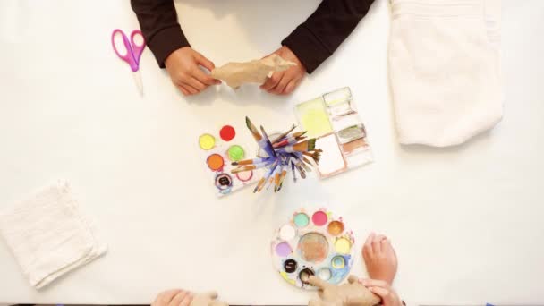 Krok Kroku Dziewczynki Malowanie Farbą Akrylową Papier Mache Jednorożca — Wideo stockowe