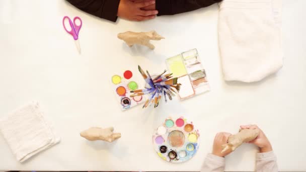 一歩一歩 紙張り子ユニコーンをアクリル絵の具でペイントの女の子 — ストック動画