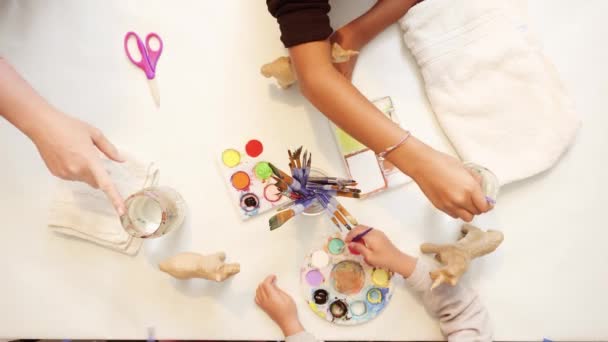 Adım Adım Küçük Kızlar Akrilik Boya Ile Kağıt Mache Tek — Stok video